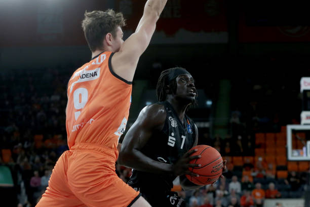 受采访时提 受采访时提