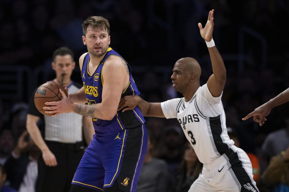 守形成鲜明 守形成鲜明